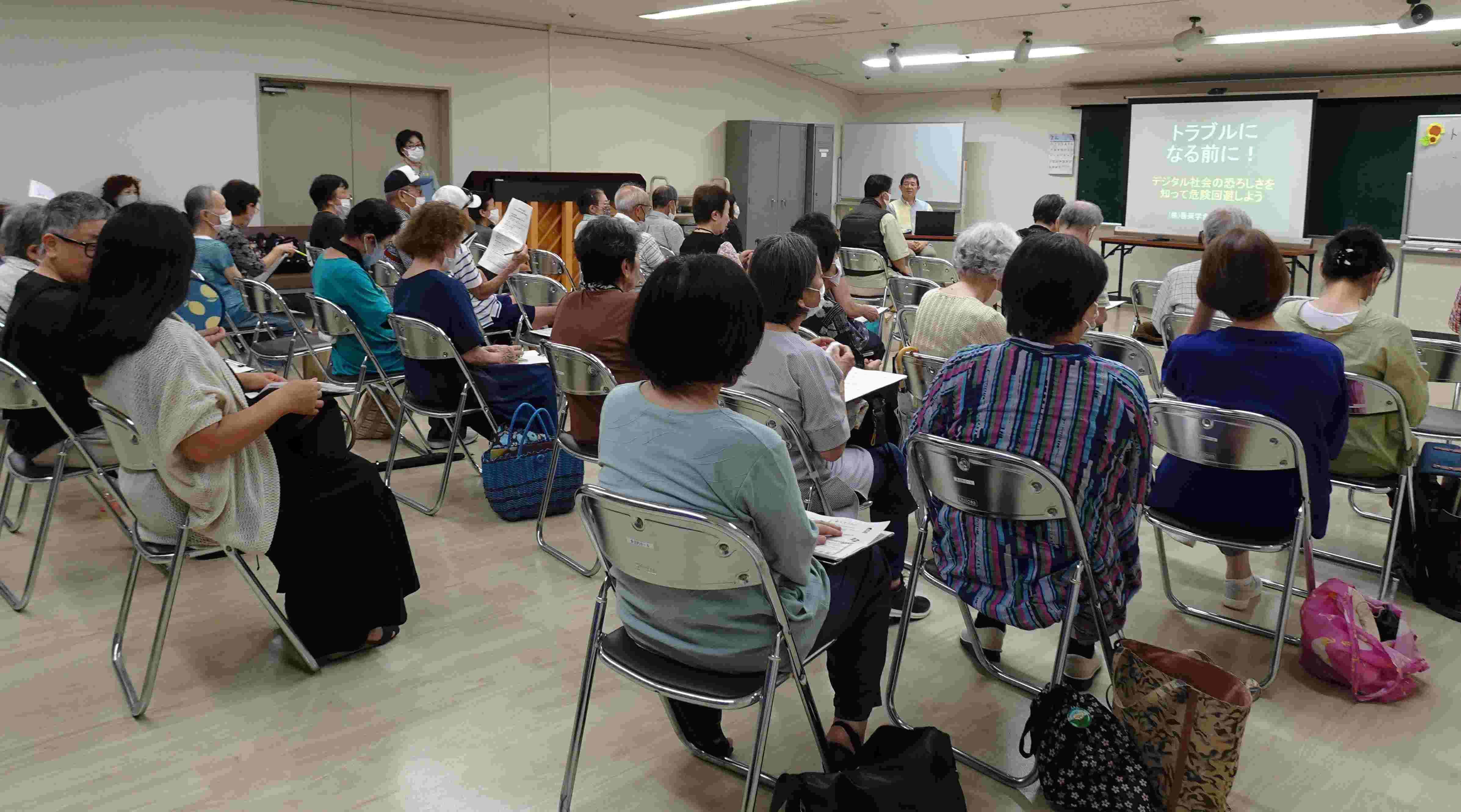 講師のお話を聞いている様子。