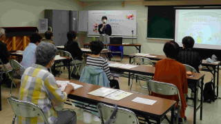 講師のお話を聞いている様子。
