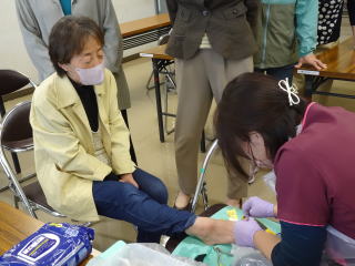 巻き爪のケアをしている様子