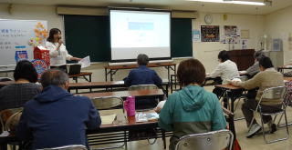 講師のお話を聞いている様子