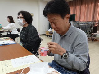 ヨーグルトを食べている様子