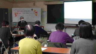 講師のお話を聞いている様子。
