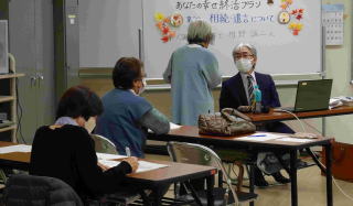 講師が受講者の質問に答えている様子。