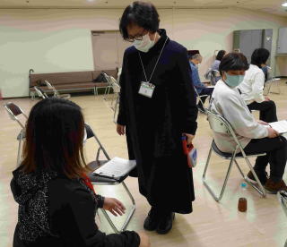 握力測定をしている様子