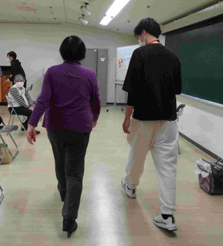 歩く速度を測っている様子