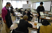 講師に塗り方を教わっているところです